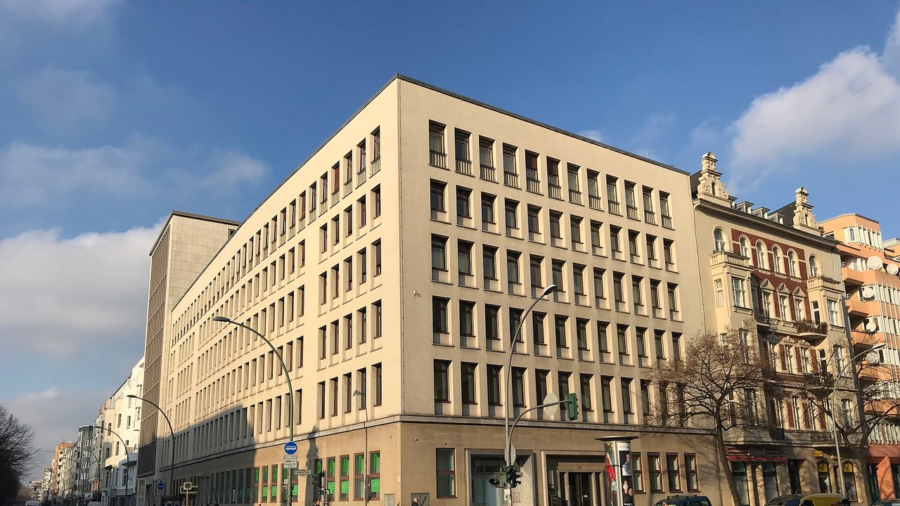 Gebäude des Finanzamts Schöneberg an der Potsdamer Straße in Berlin