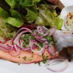 Geräuchertes Forellenfilet auf einem Teller