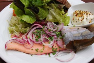 Geräuchertes Forellenfilet auf einem Teller