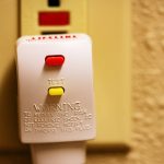 Netzstecker eines Haartrockners an einer Steckdose
