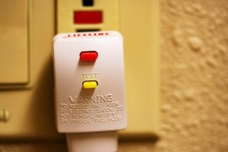 Netzstecker eines Haartrockners an einer Steckdose