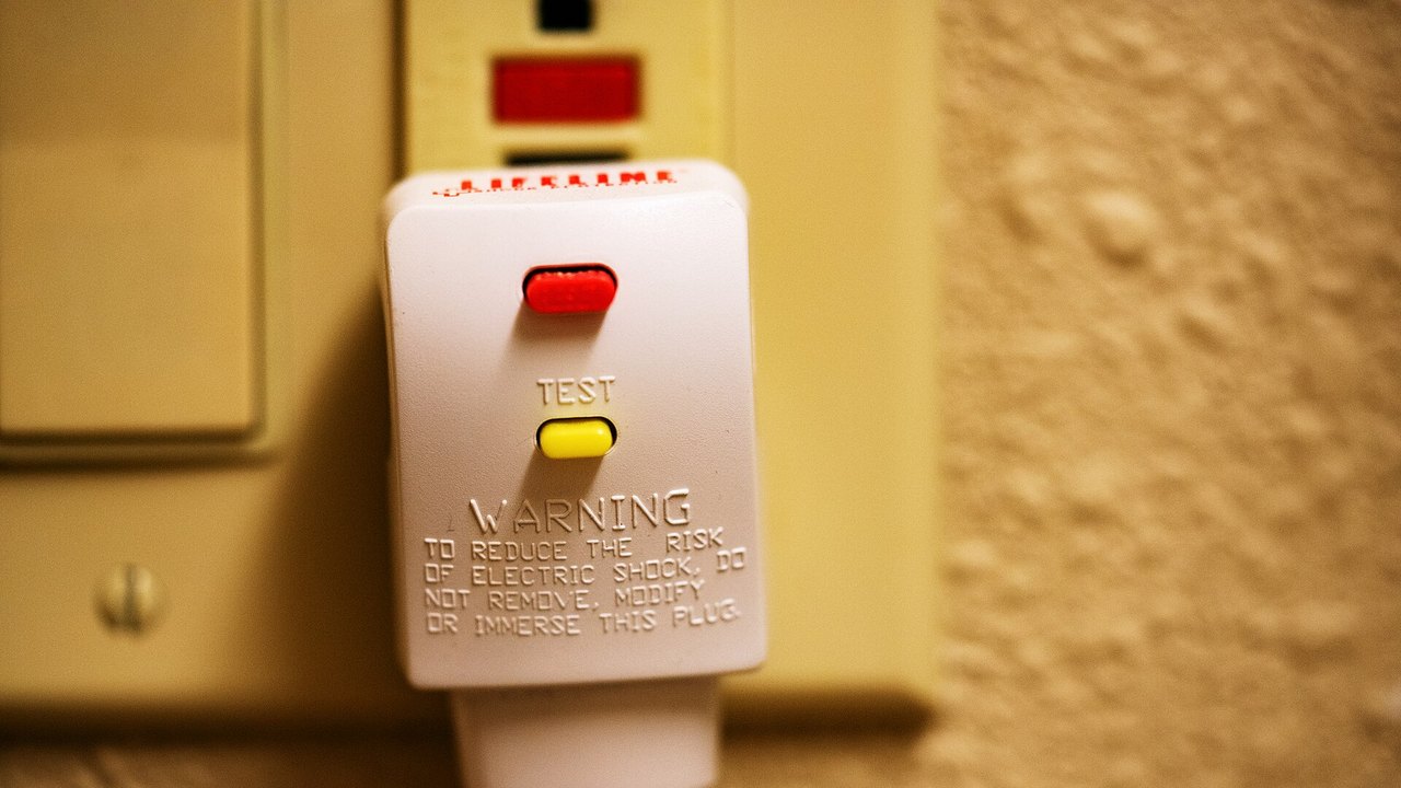 Netzstecker eines Haartrockners an einer Steckdose