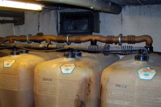 Vier Heizöltanks aus Kunststoff in einem Kellerraum