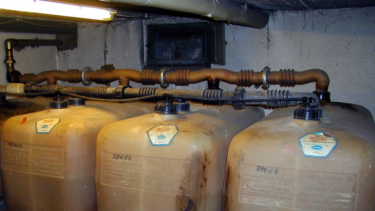 Vier Heizöltanks aus Kunststoff in einem Kellerraum