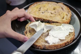 Arla Foods ruft Frischkäse zurück: Grund, Produktname, Chargennummer und was Verbraucher tun sollten