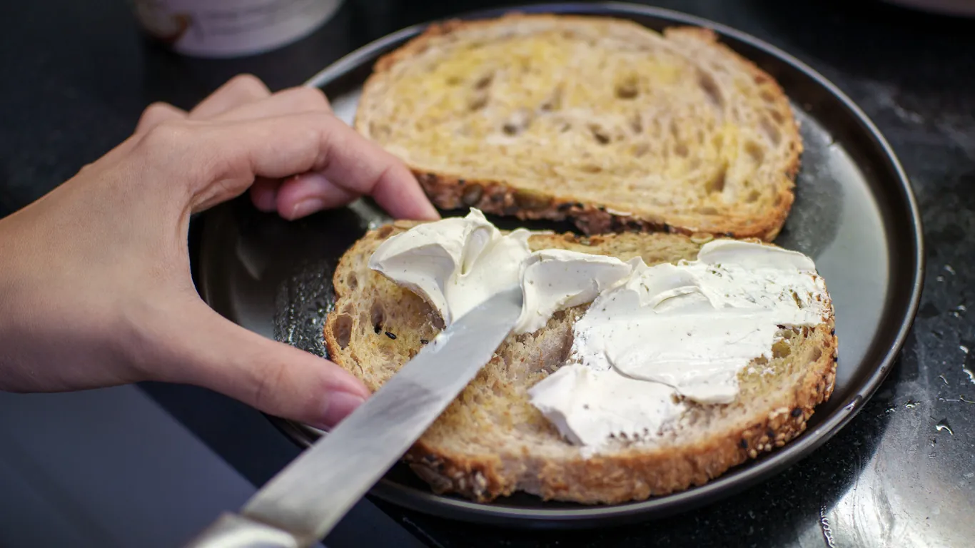 Arla Foods ruft Frischkäse zurück: Grund, Produktname, Chargennummer und was Verbraucher tun sollten