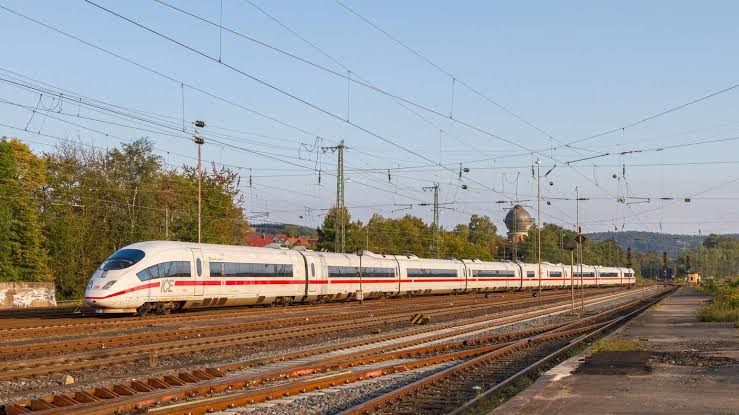 Bahnstrecke Kassel–Fulda gesperrt: Diese ICE und Regionalzüge sind. Ursache und was zu tun ist