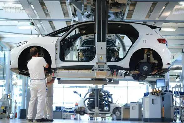 VW will Gehälter bis 2030 einfrieren: Was hinter den Sparplänen steckt. Gründe und Folgen 