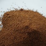 Gemahlener Kaffee auf einem weißen Teller