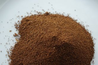 Gemahlener Kaffee auf einem weißen Teller