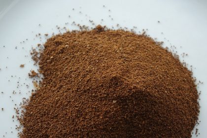 Gemahlener Kaffee auf einem weißen Teller