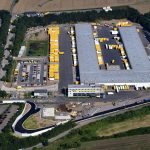 Luftaufnahme eines großen Paketzentrums mit Lkw-Wechselbrücken in Neuwied