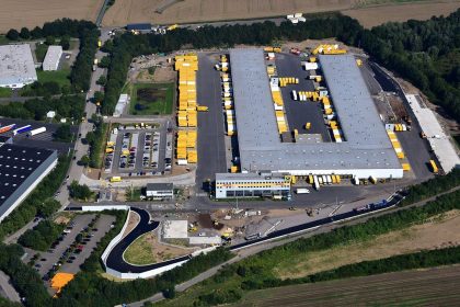 Luftaufnahme eines großen Paketzentrums mit Lkw-Wechselbrücken in Neuwied