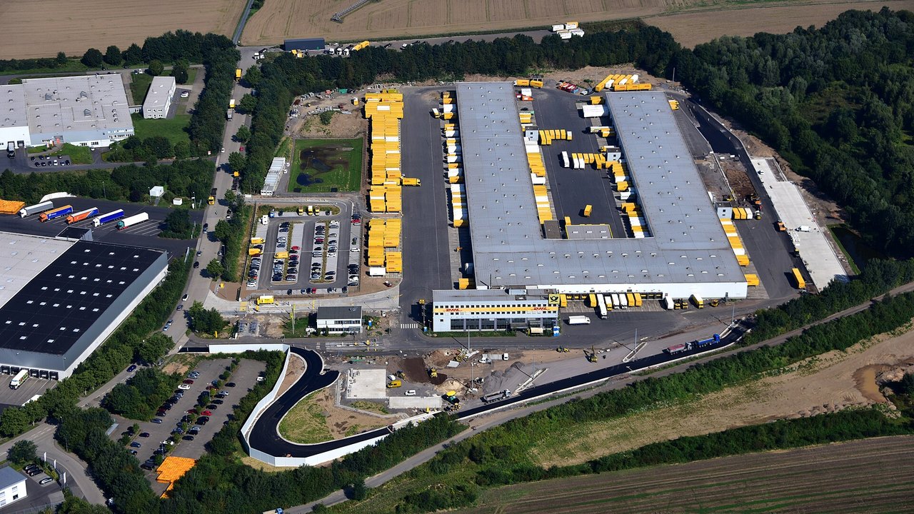 Luftaufnahme eines großen Paketzentrums mit Lkw-Wechselbrücken in Neuwied