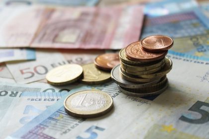 Euro-Münzen und Euro-Banknoten als Symbol für staatlich geförderte Altersvorsorge