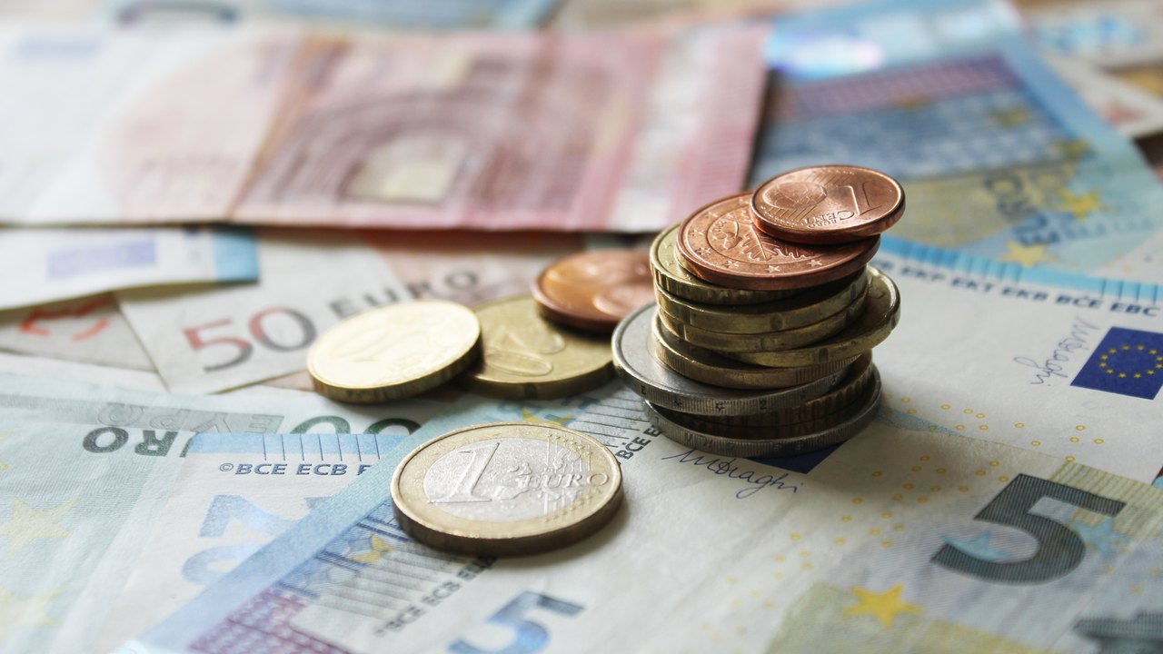 Euro-Münzen und Euro-Banknoten als Symbol für staatlich geförderte Altersvorsorge