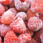 Tiefgefrorene Himbeeren in Nahaufnahme