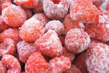 Tiefgefrorene Himbeeren in Nahaufnahme