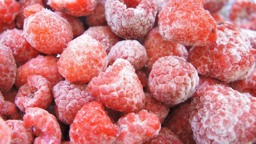 Tiefgefrorene Himbeeren in Nahaufnahme