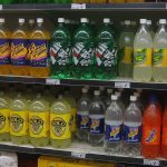 Supermarktregal mit Limonadenflaschen