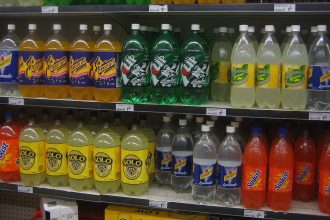 Supermarktregal mit Limonadenflaschen
