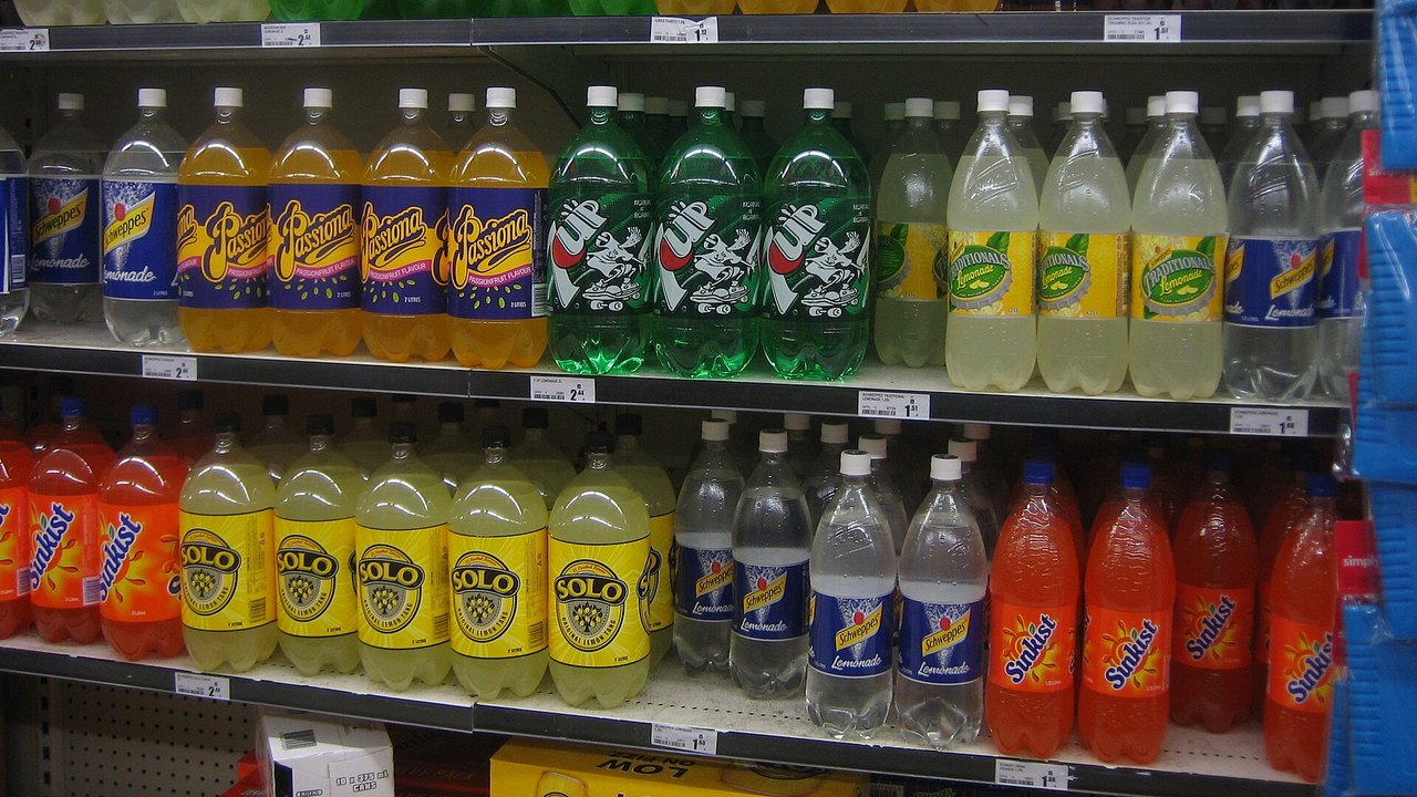 Supermarktregal mit Limonadenflaschen